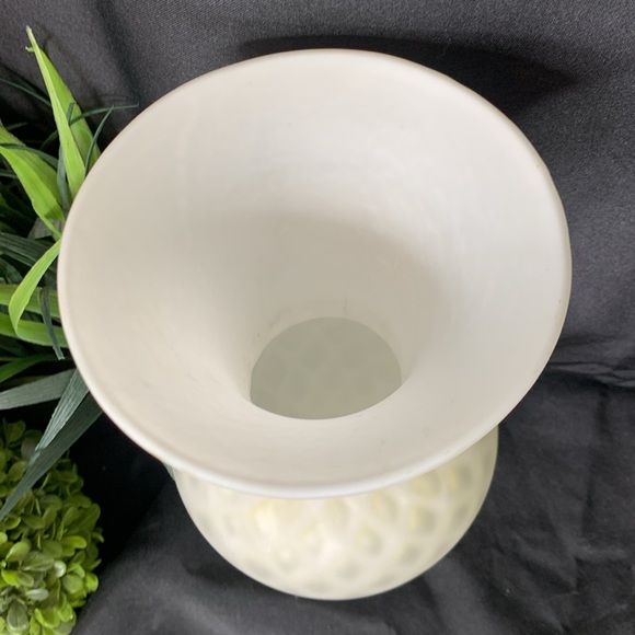 Vintage creamy white satin glass vase made by Larry Lasko for Mikasa - Picture 4 of 9